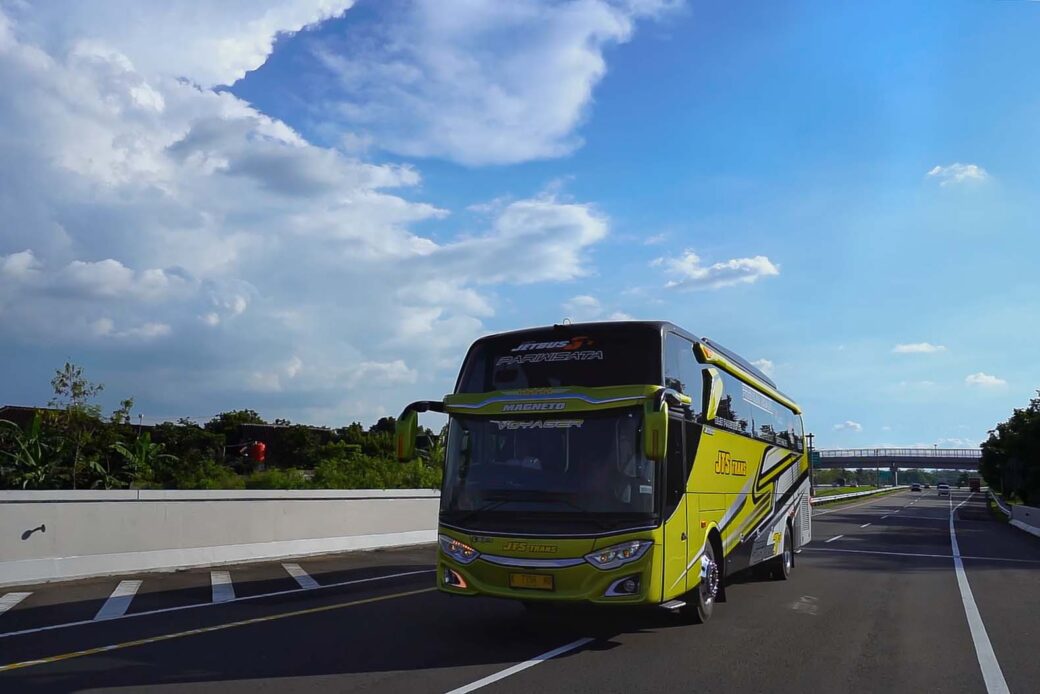 Mewahnya Berpetualang: Menjelajahi Dunia Pariwisata Surabaya dari Kantor Bus Mewah