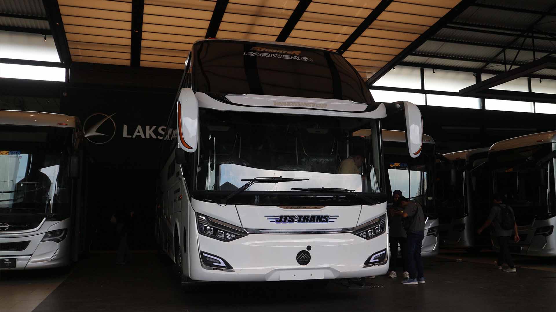 Sewa Bus Pariwisata Medium Solo